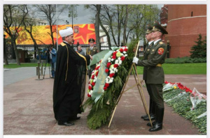 سماحة المفتي يشارك في حضور العرض العسكري بالساحة الحمراء ويضع إكليلاً من الزهور على النصب التذكاري للجندي المجهول